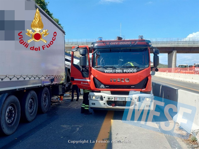 INCIDENTE IN A1 TRA DUE MEZZI PESANTI E UN CARAVAN CON UNA FAMIGLIA DI TURISTI OLENDESI A BORDO